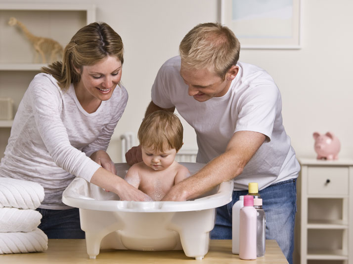 Il bagnetto del neonato: una guida pratica con tutti i segreti di un  momento speciale